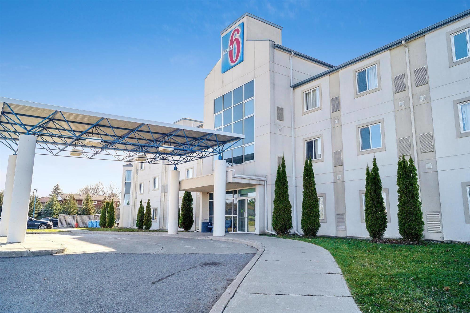 Hotel 6-peterborough, On 2*