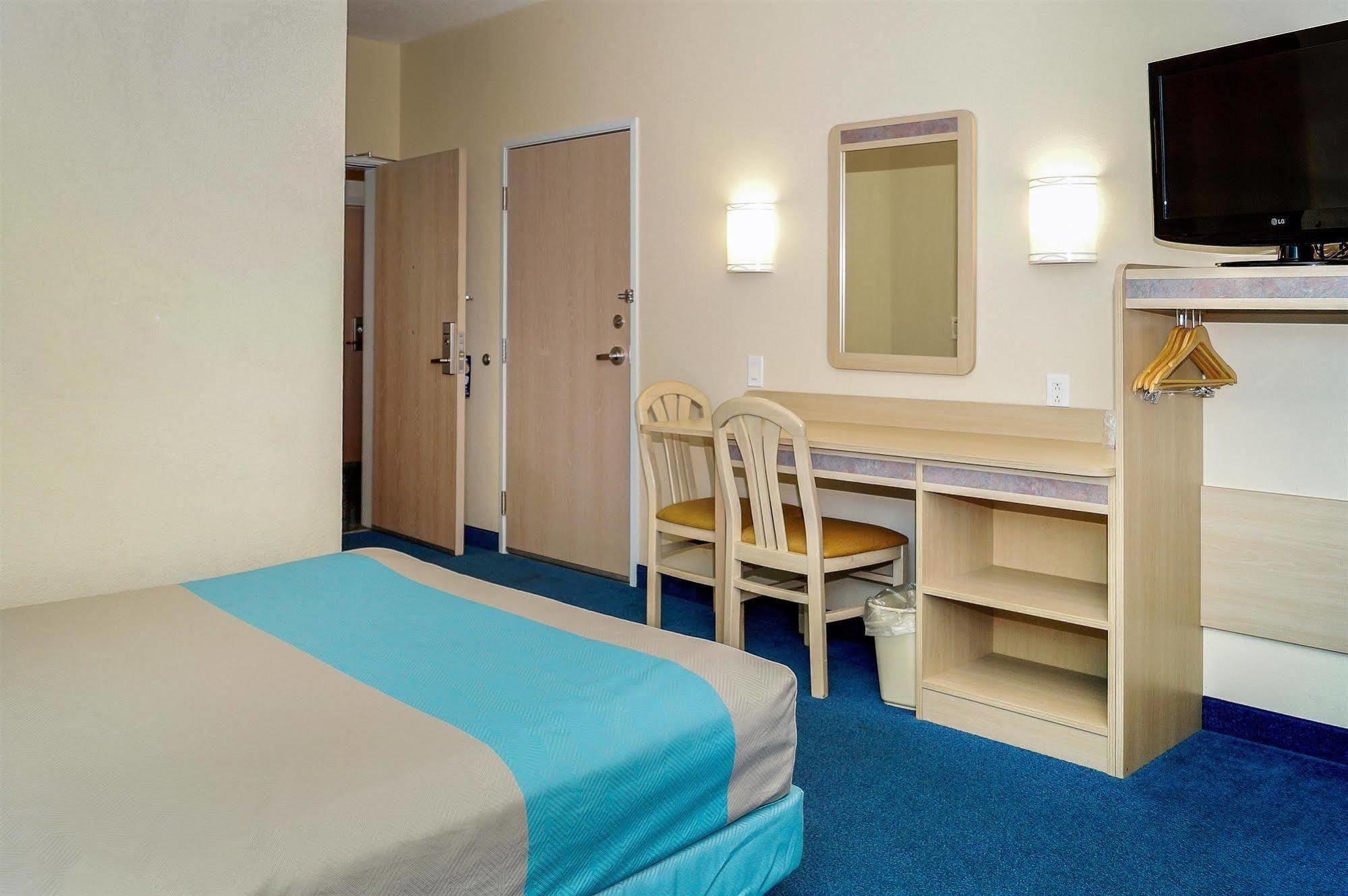 6-peterborough, On Hotel
