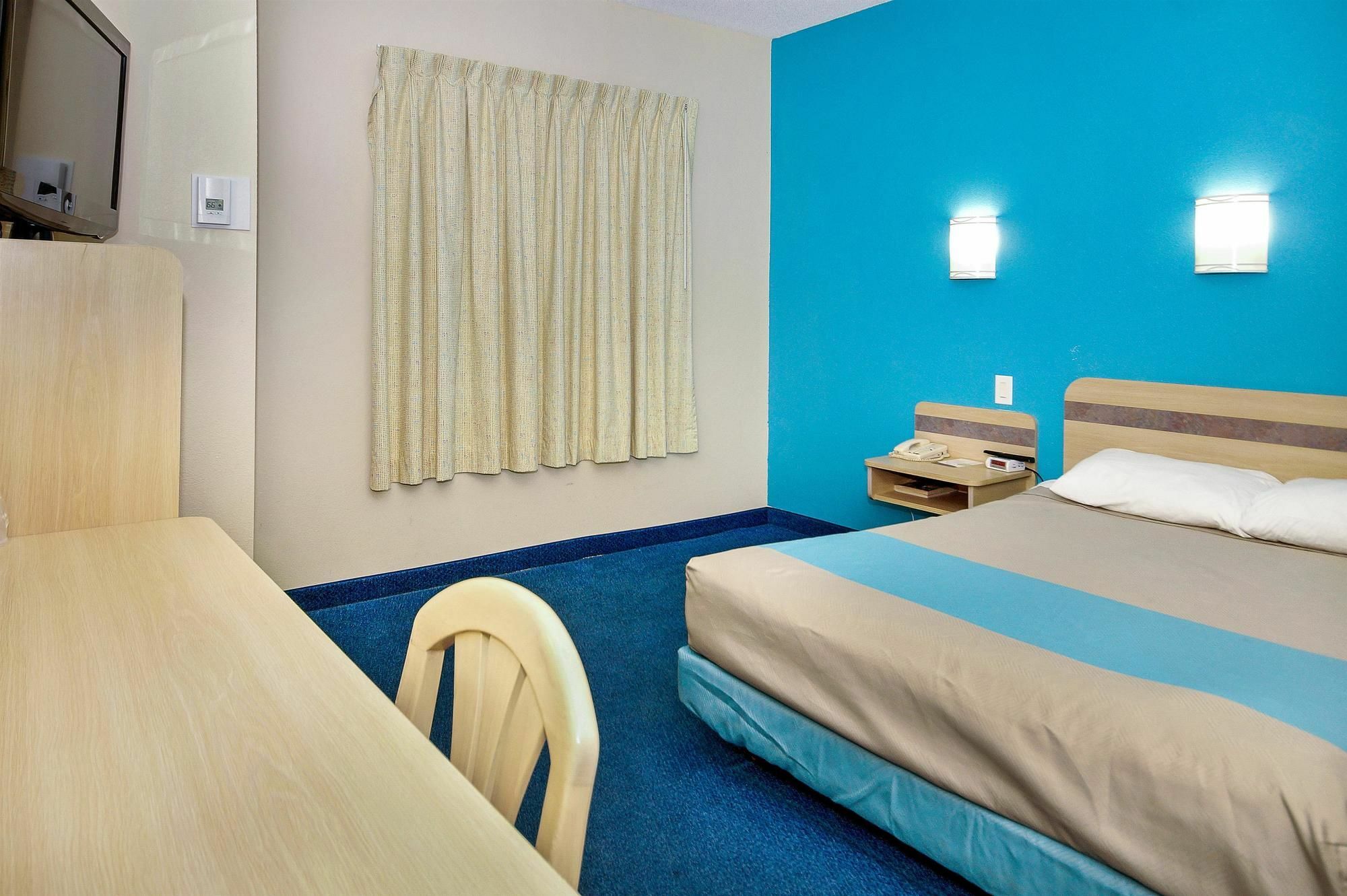 Hotel 6-peterborough, On 2*